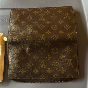 Louis Vuitton Zippy Organizer slightly worn with many compartments